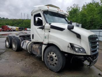  Salvage Freightliner Cascadia 1