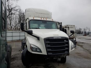  Salvage Freightliner Cascadia 1