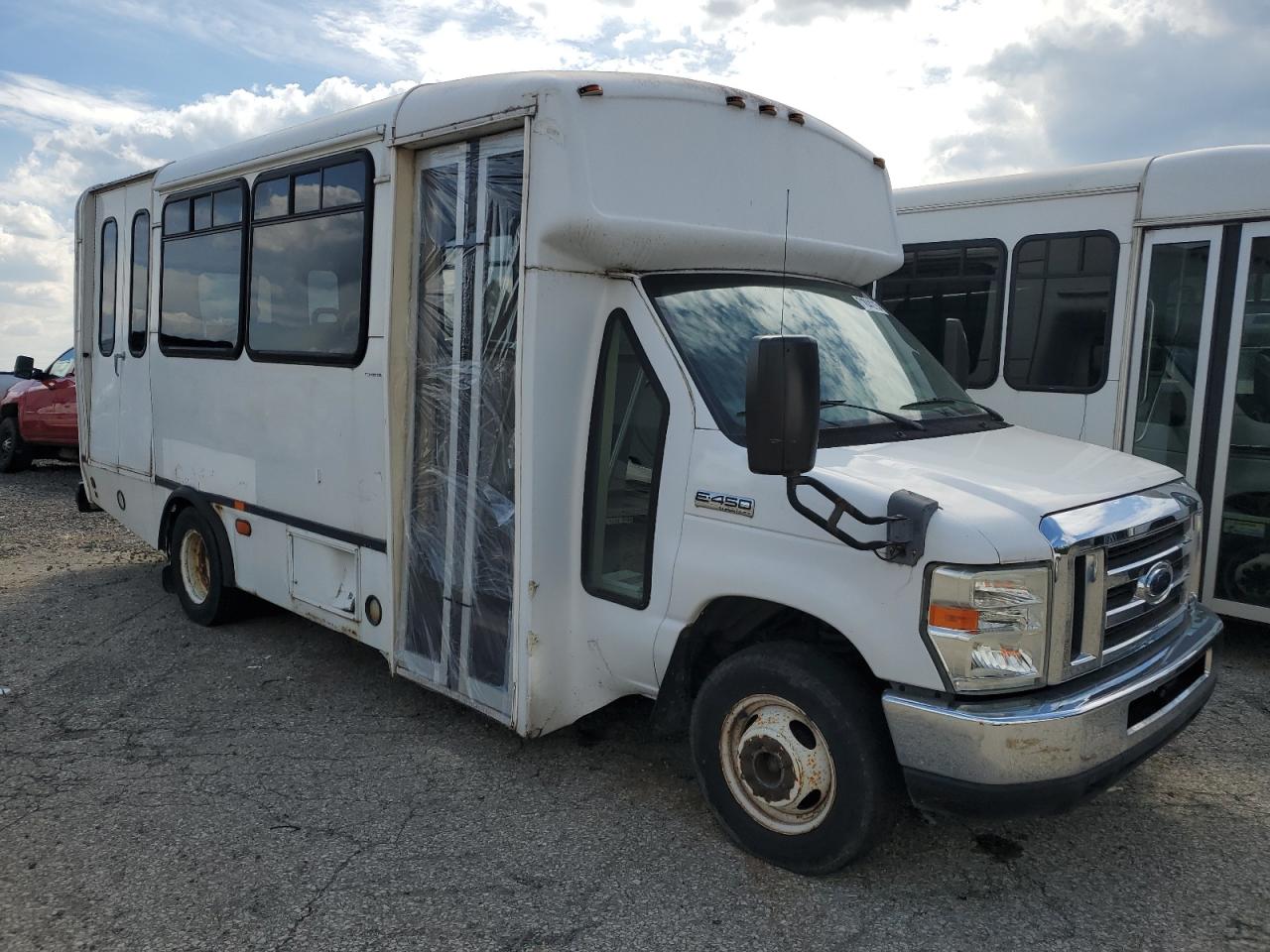 Ford Econoline E450 Super Duty Cutaway Van Image 1