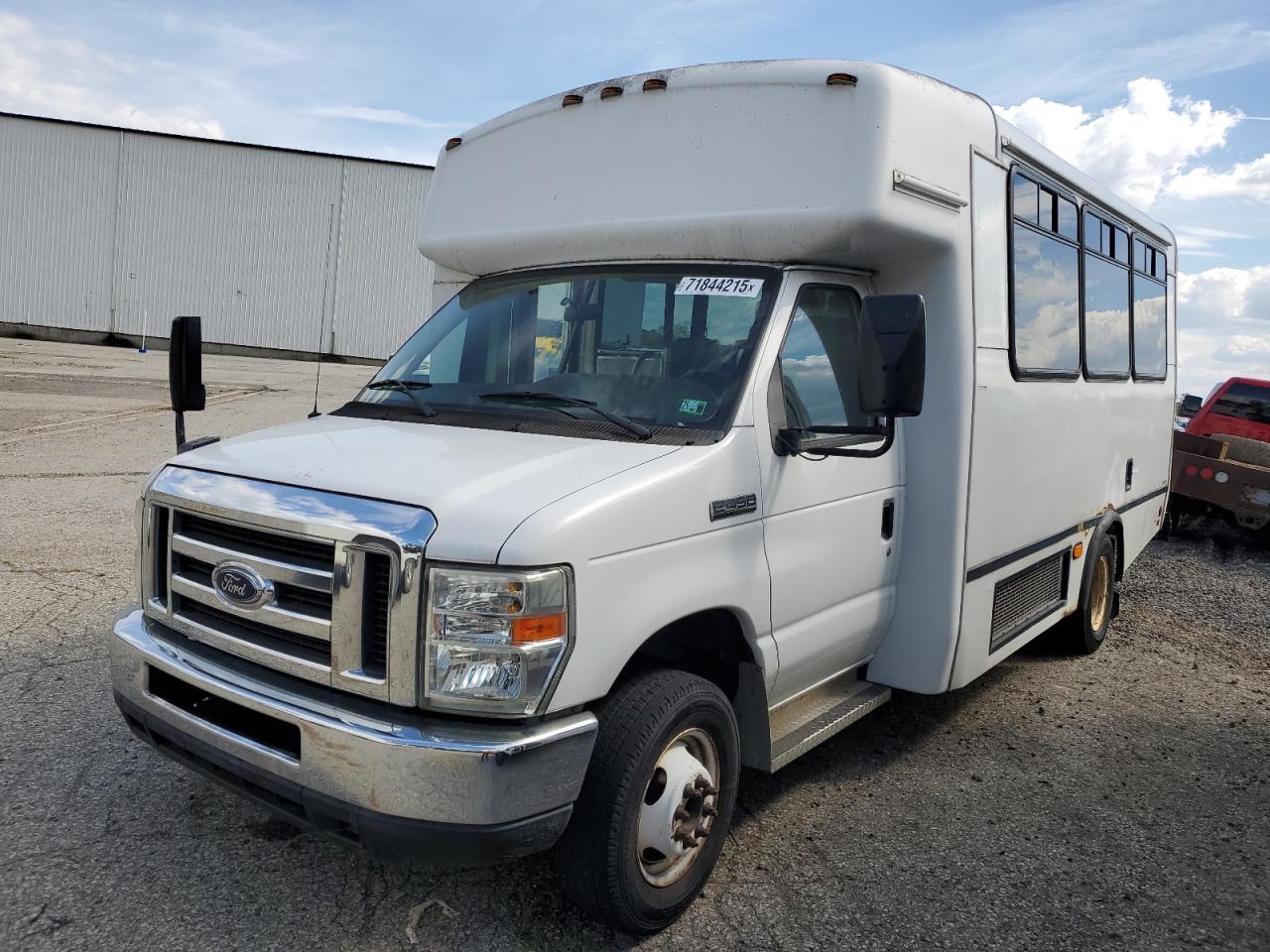Ford Econoline E450 Super Duty Cutaway Van Image 4