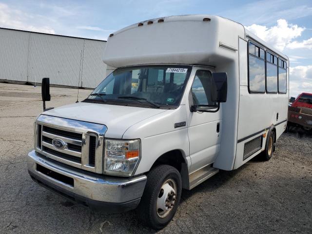 Ford Econoline E450 Super Duty Cutaway Van Image 4