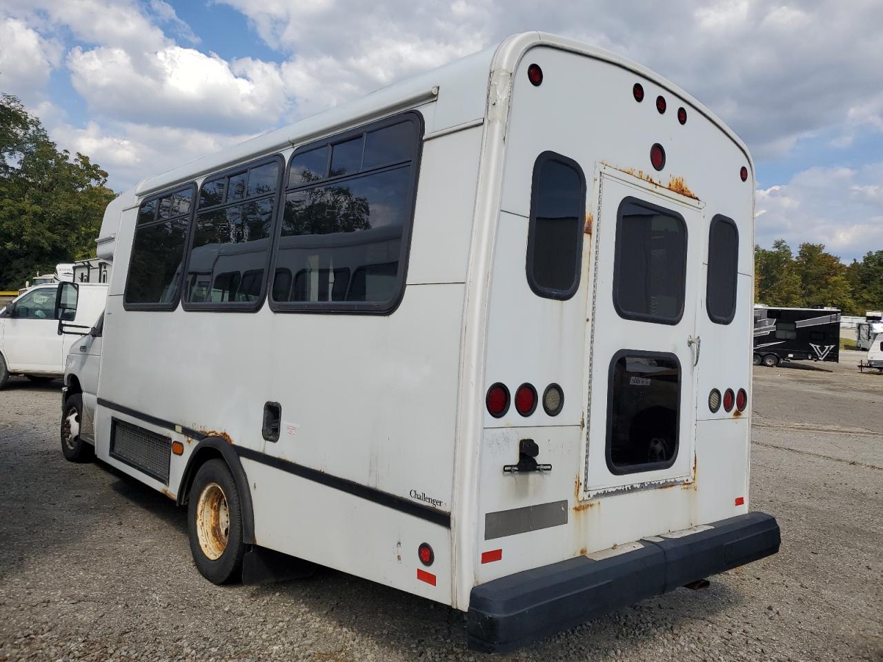 Ford Econoline E450 Super Duty Cutaway Van Image 2