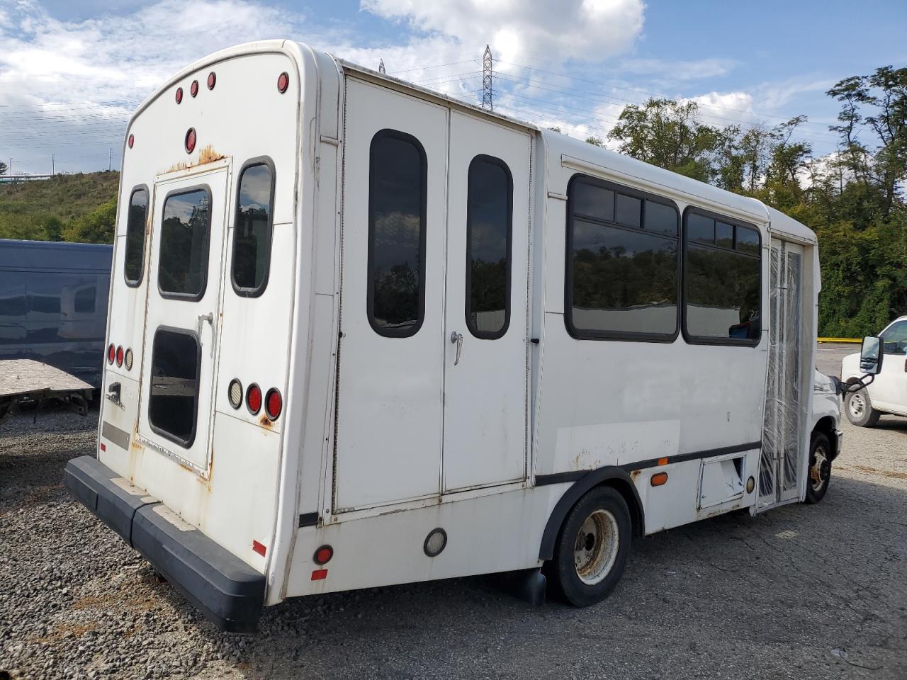Ford Econoline E450 Super Duty Cutaway Van Image 8
