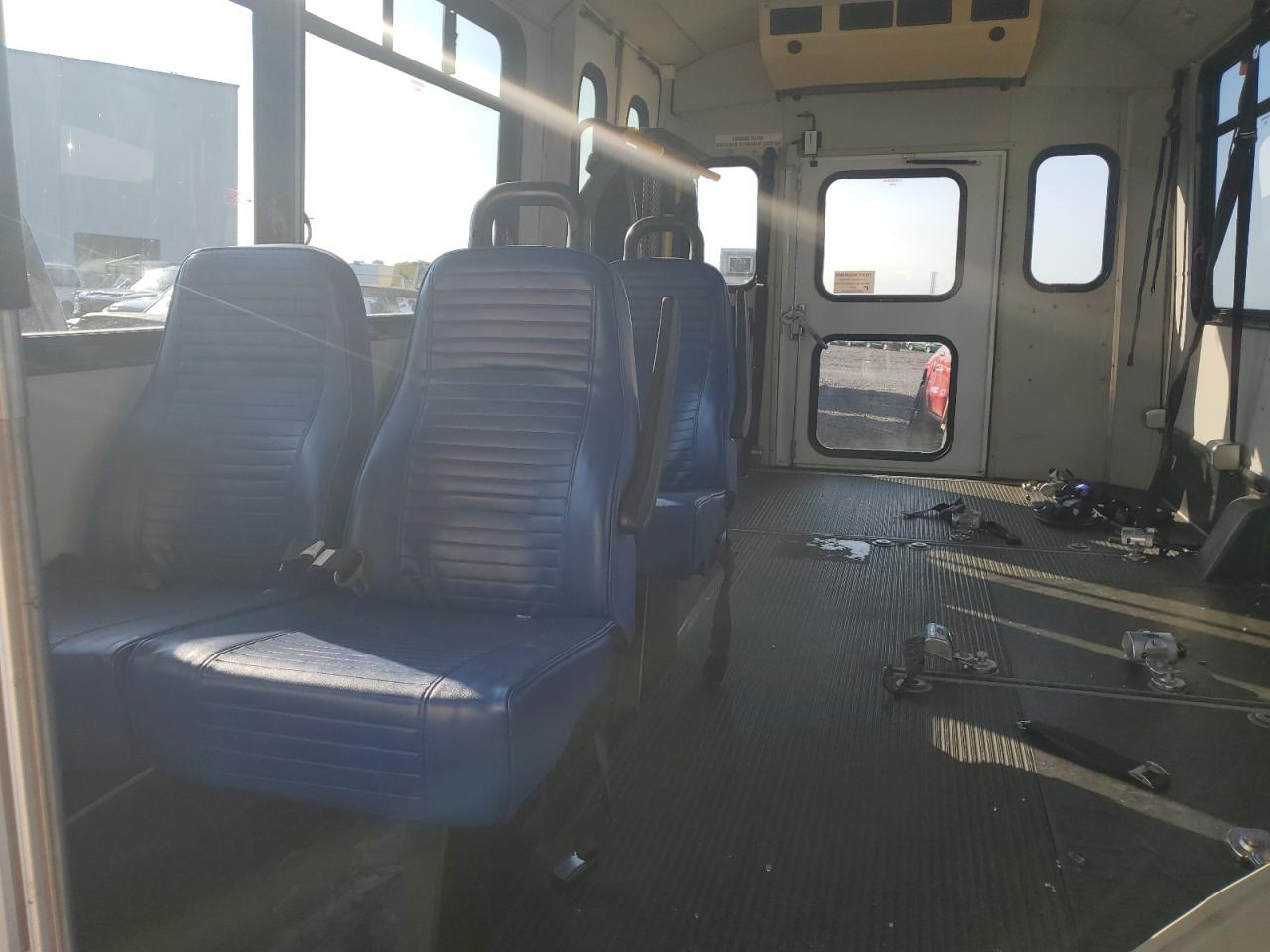 Ford Econoline E450 Super Duty Cutaway Van Image 10