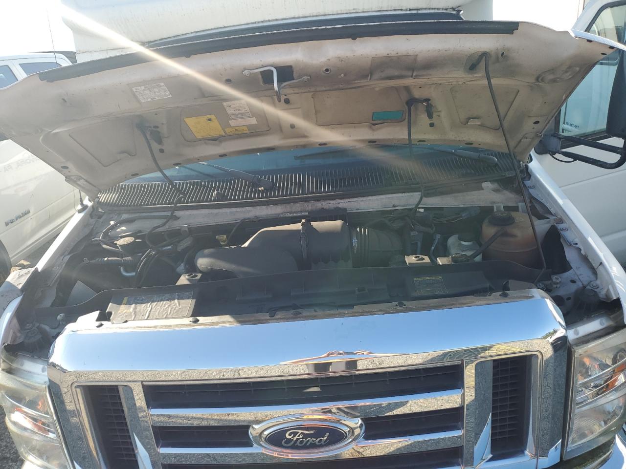 Ford Econoline E450 Super Duty Cutaway Van Image 6