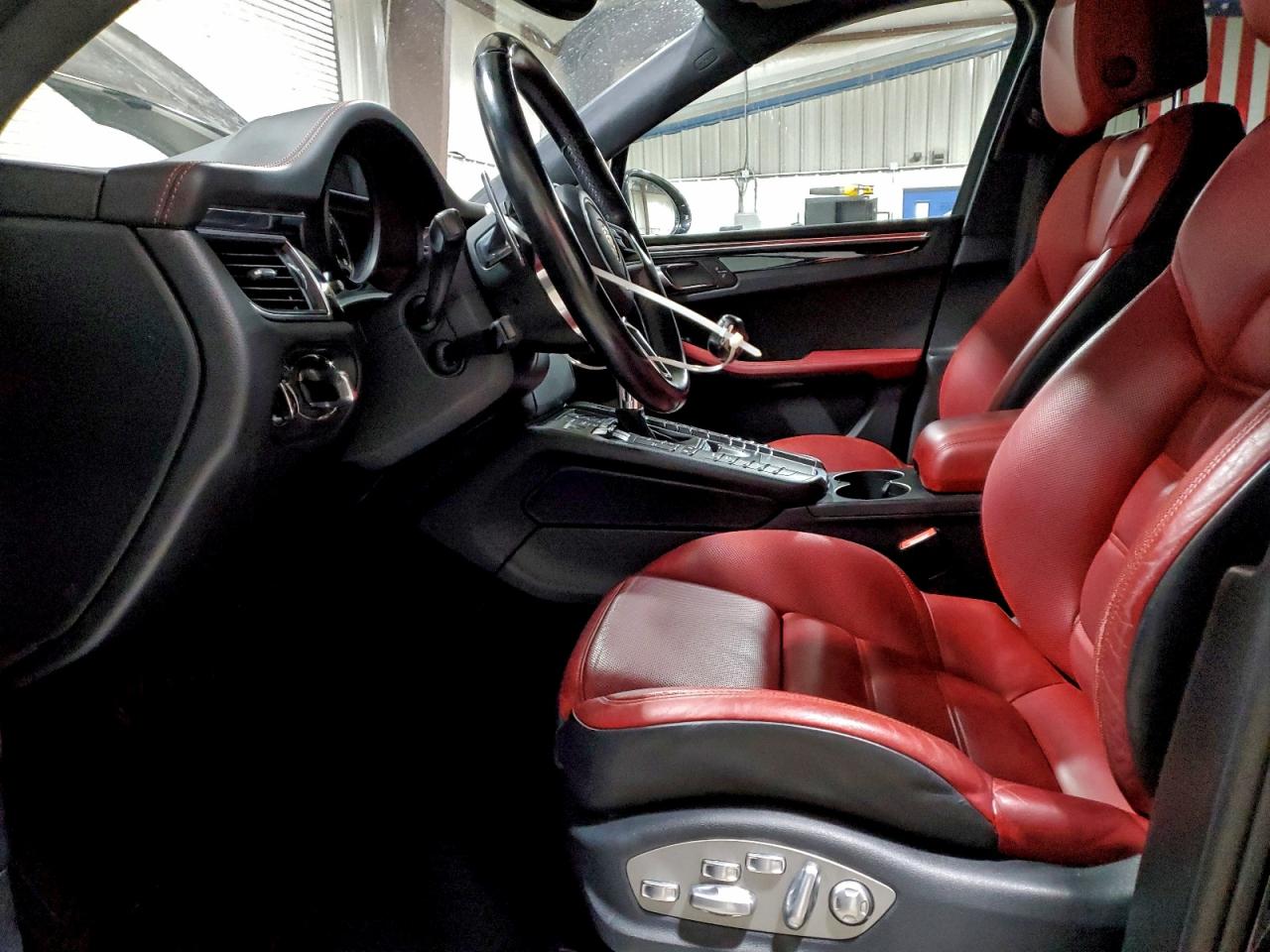 Porsche Macan Turbo Image 3