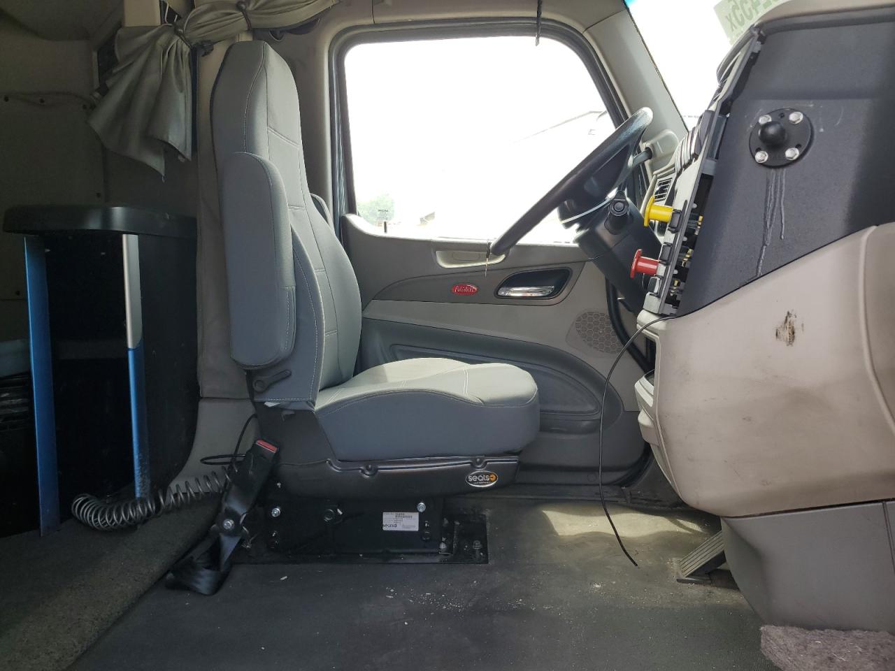 Peterbilt Tractor 579 Image 8