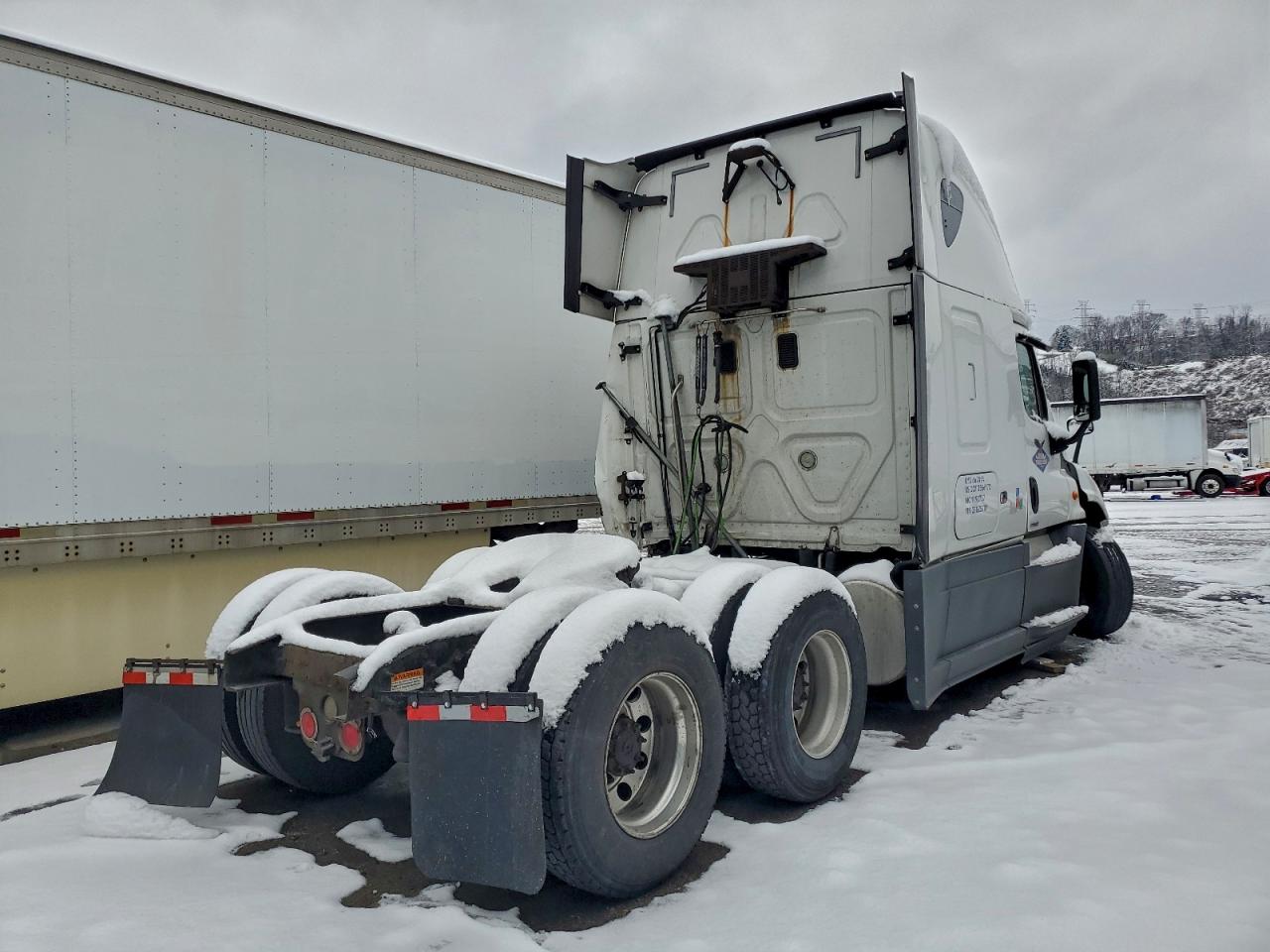 Freightliner Cascadia 1 Image 2