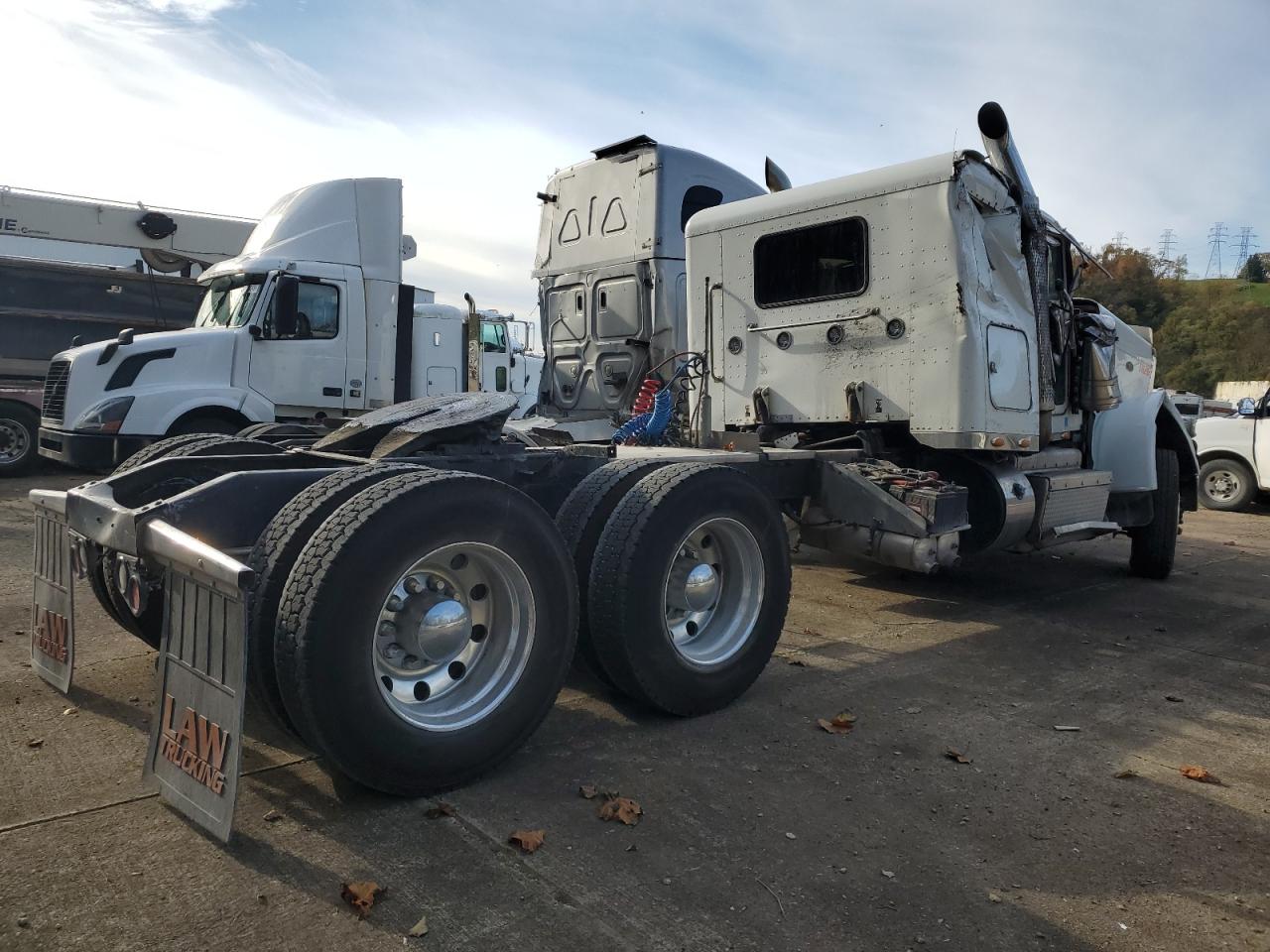 Peterbilt Tractor 389 Image 10