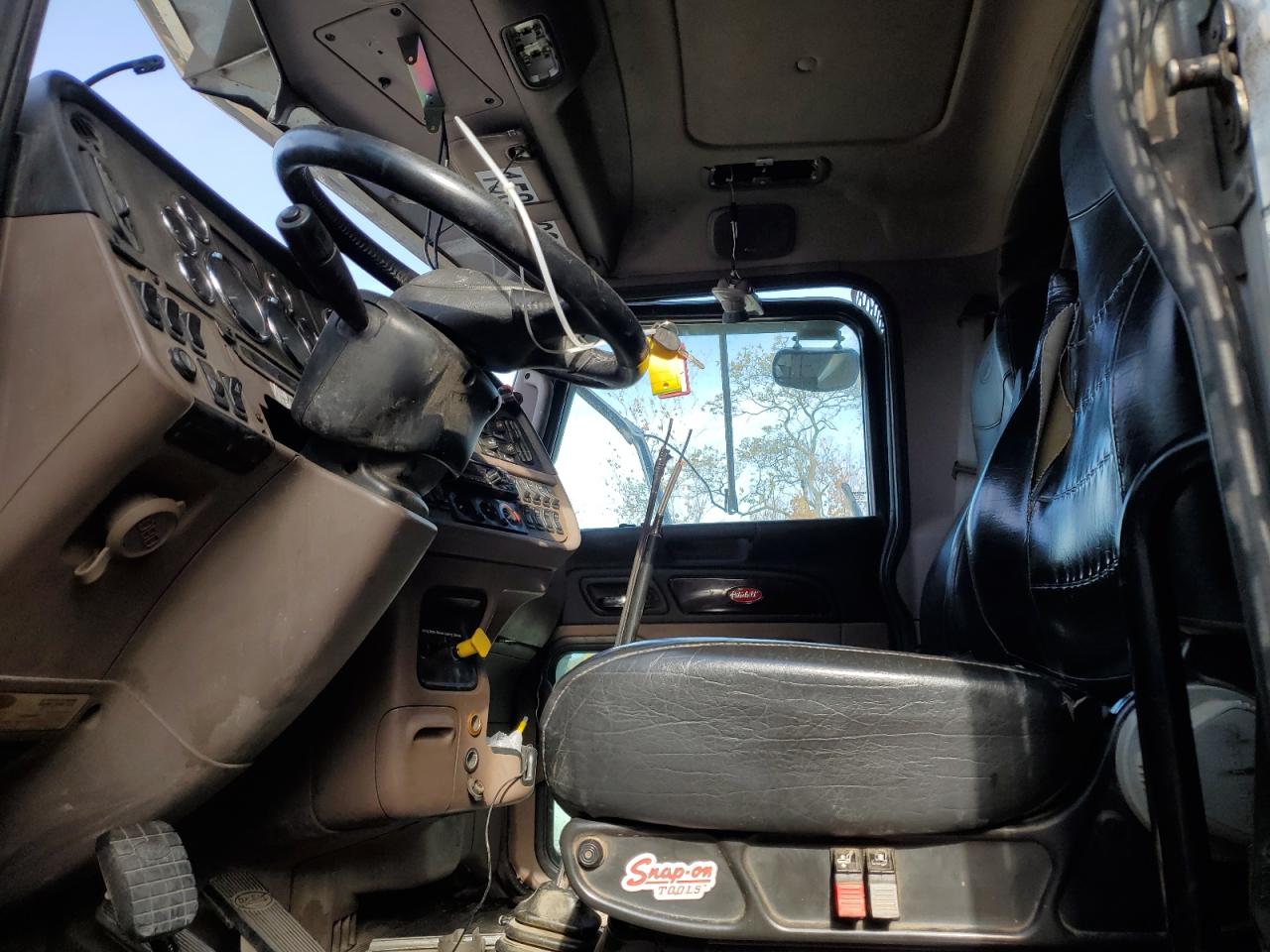 Peterbilt Tractor 389 Image 4