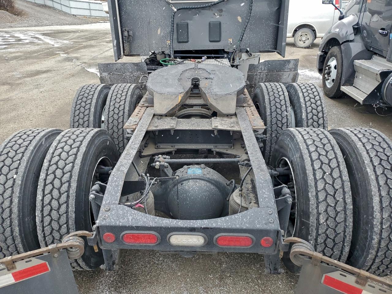 Peterbilt Tractor 579 Image 10