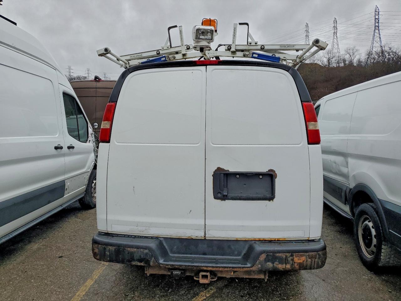 Chevrolet Express Image 5