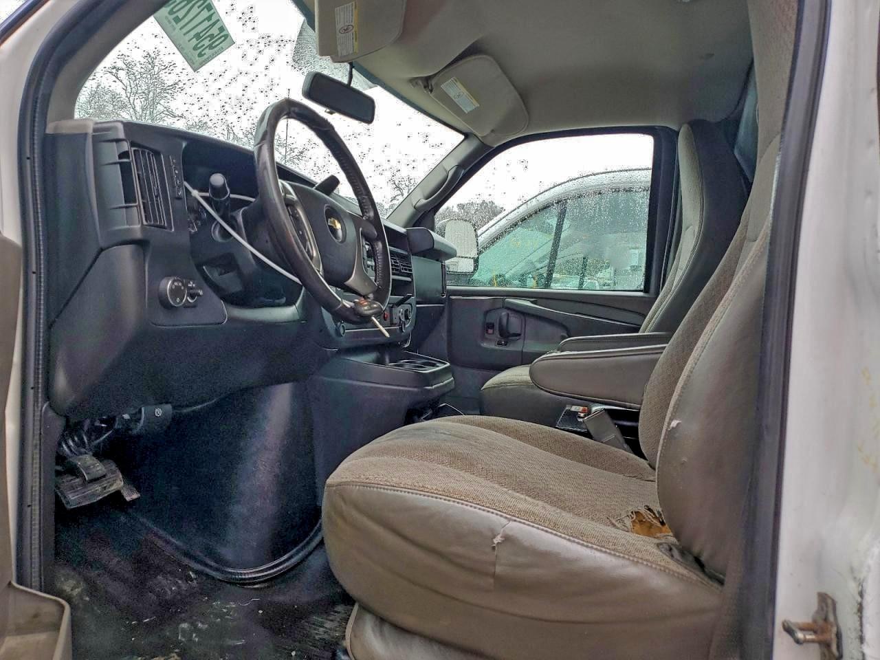 Chevrolet Express Image 9