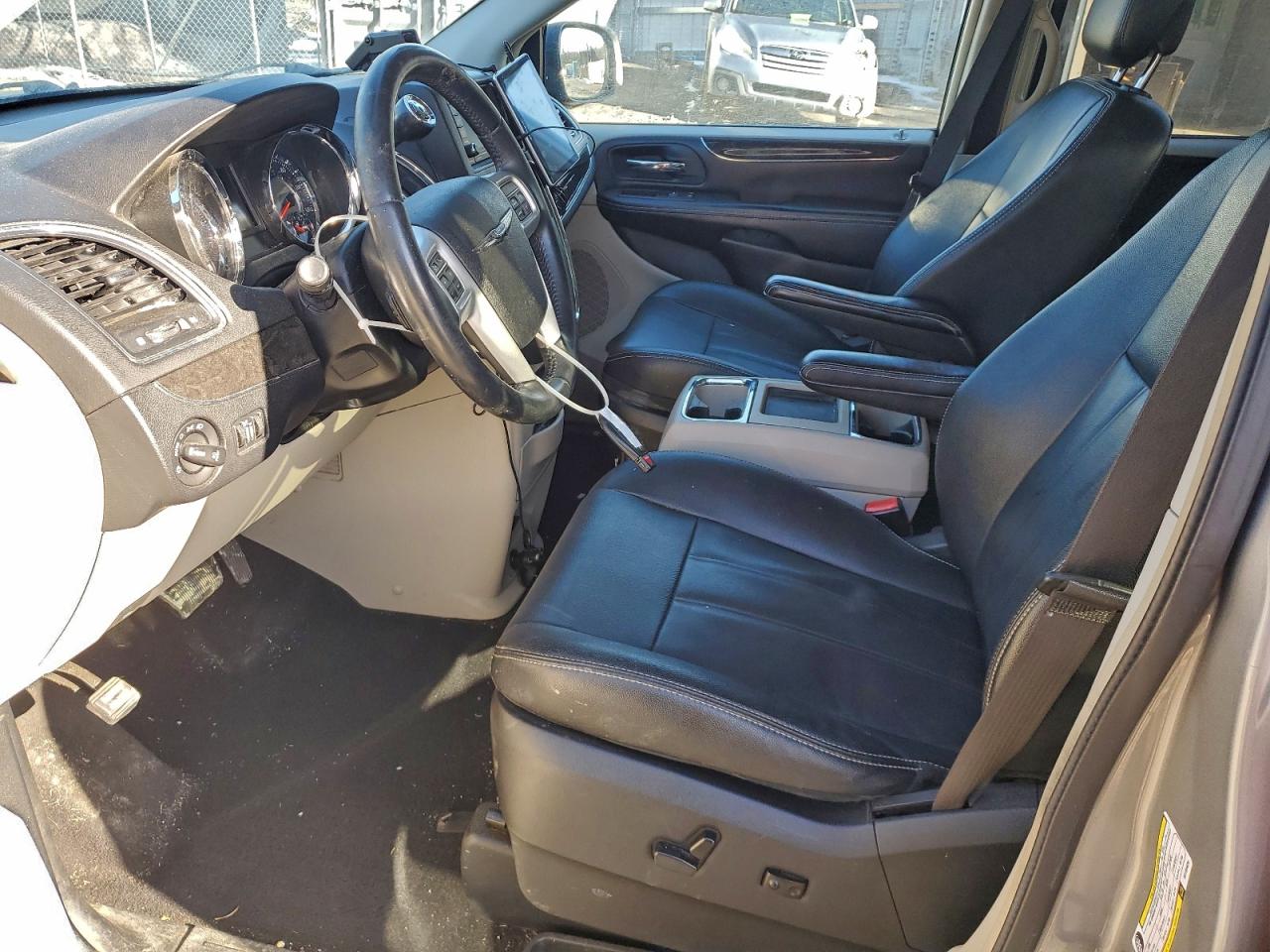 Chrysler Minivan Touring Image 3