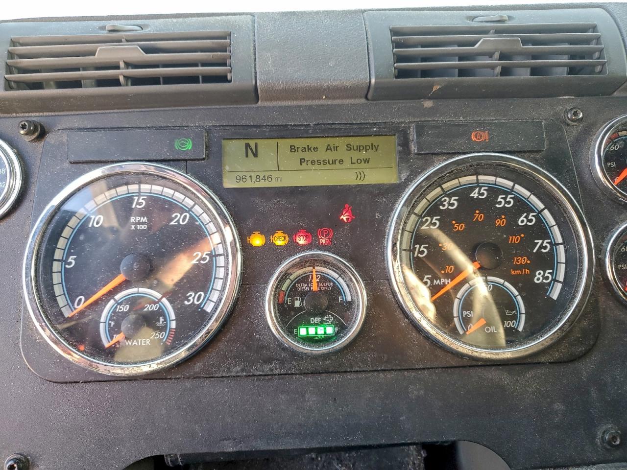 Freightliner Cascadia 1 Image 9