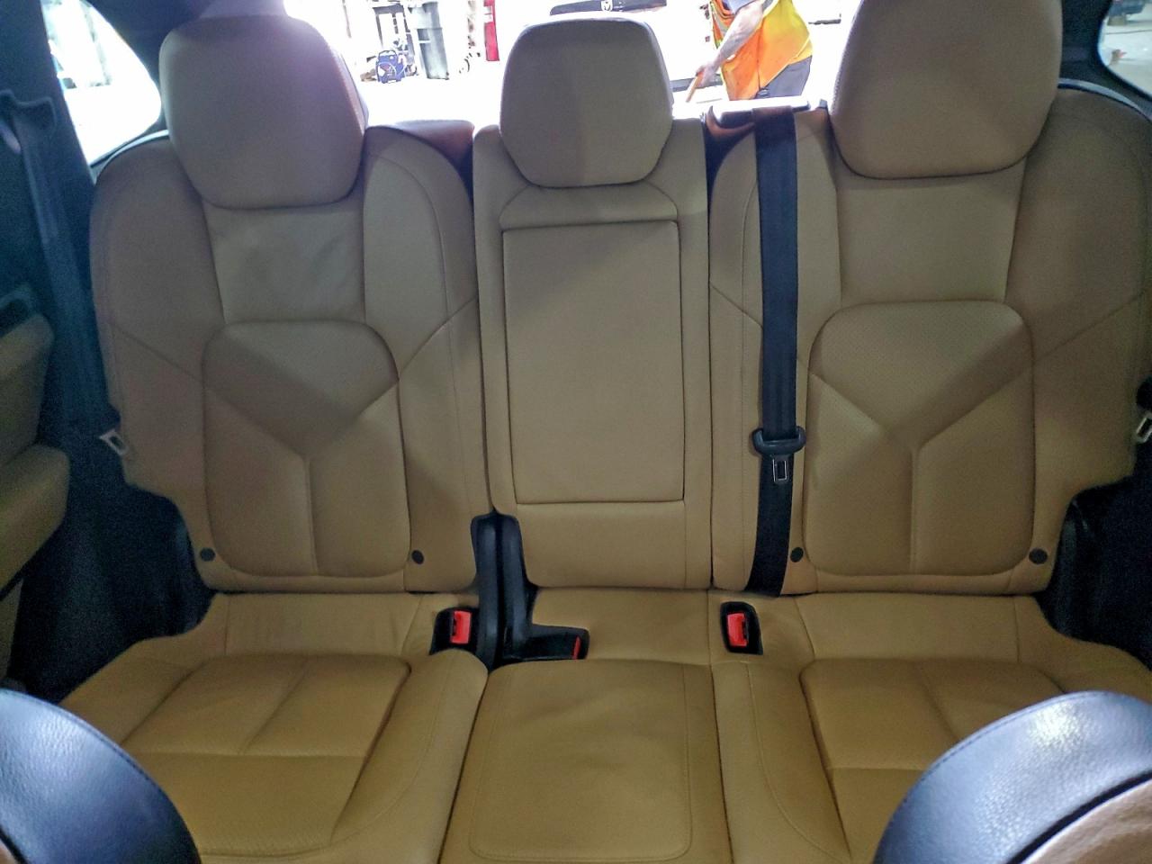 Porsche Cayenne Image 12