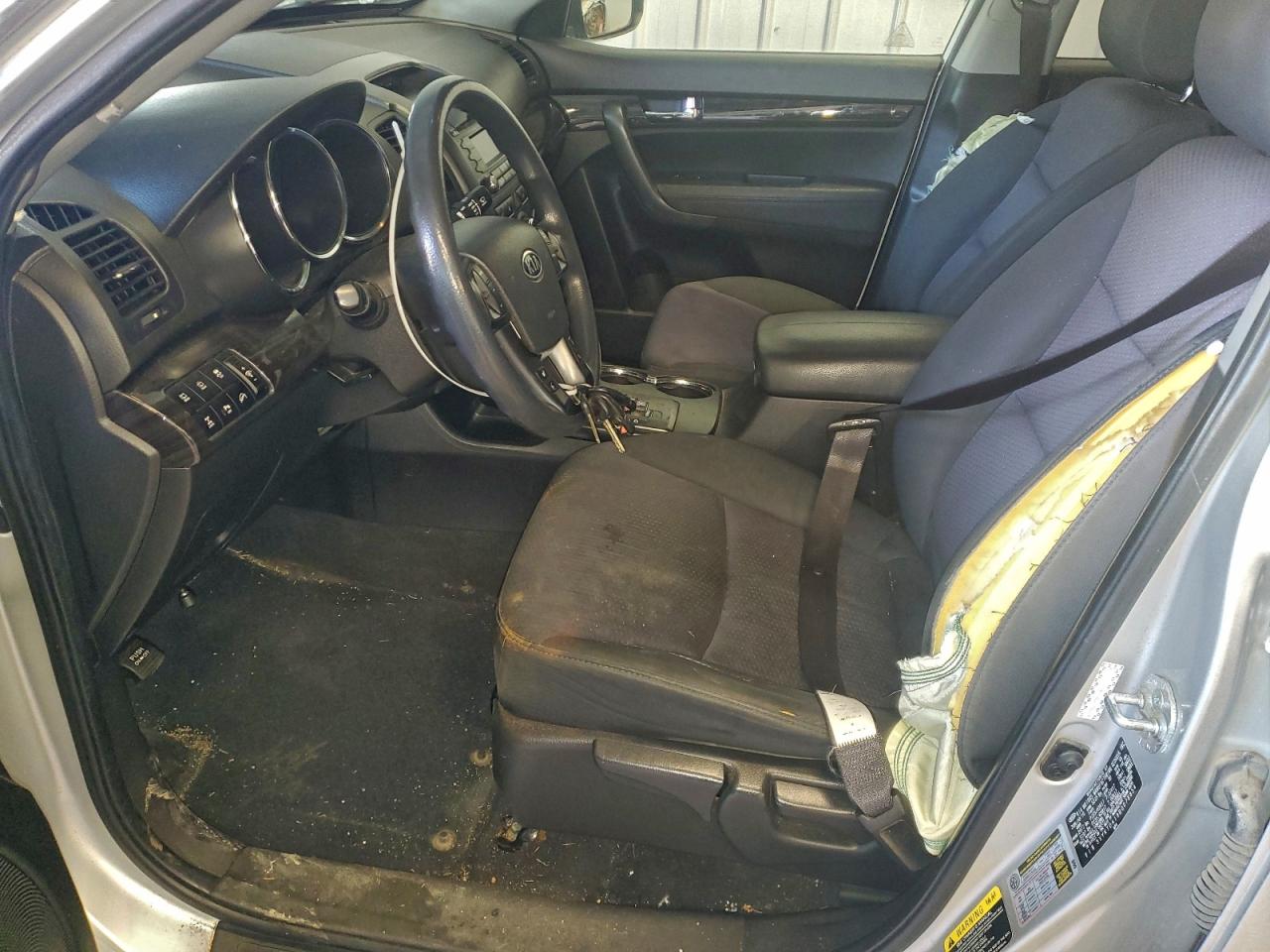 Kia Sorento Base Image 11