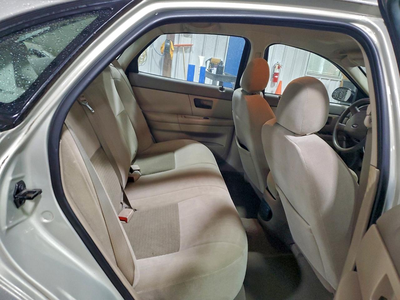 Ford Taurus Se Image 9