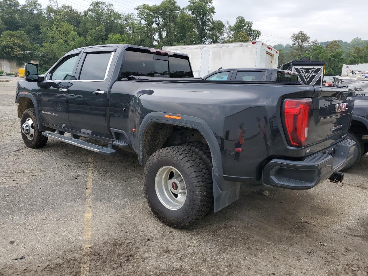 GMC Sierra K3500 Denali Image 2