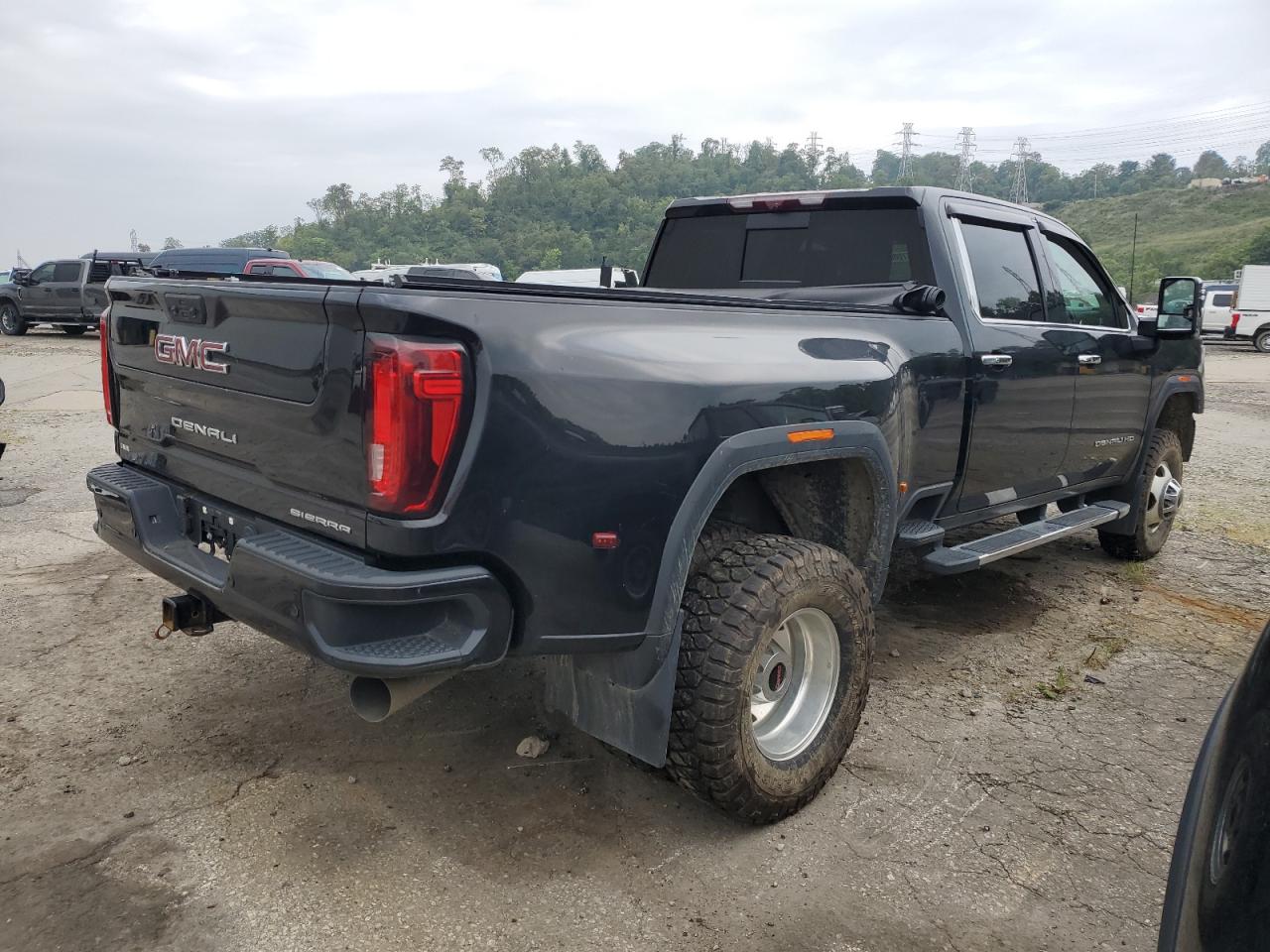 GMC Sierra K3500 Denali Image 5
