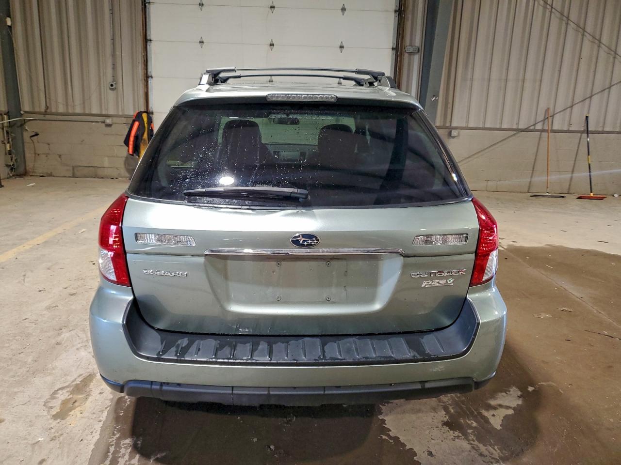 Subaru Outback 2.5i Limited Image 2