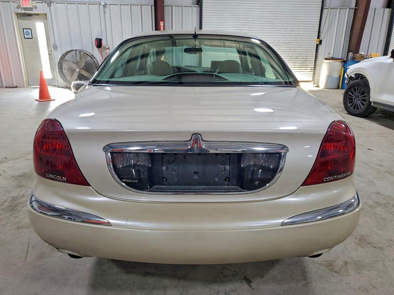 Lincoln Continental Image 8