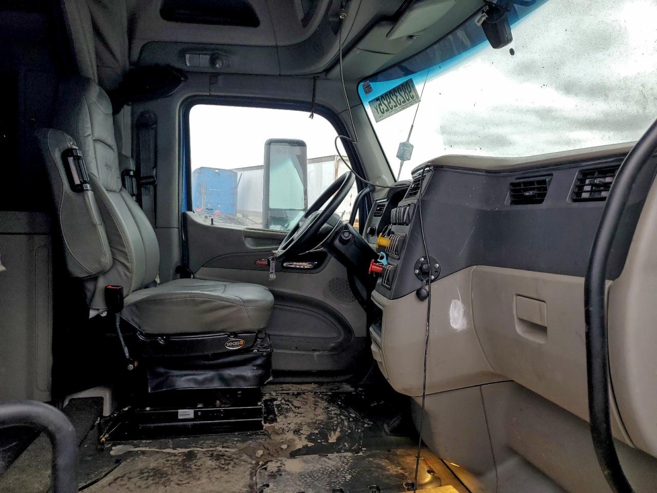 Peterbilt 579 Image 3