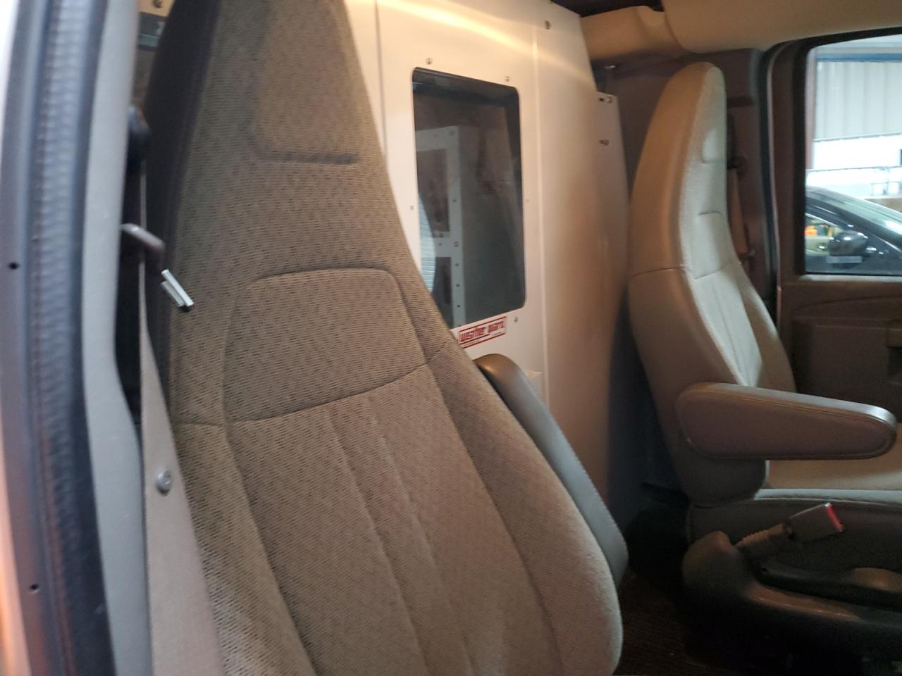 Chevrolet Express Image 11